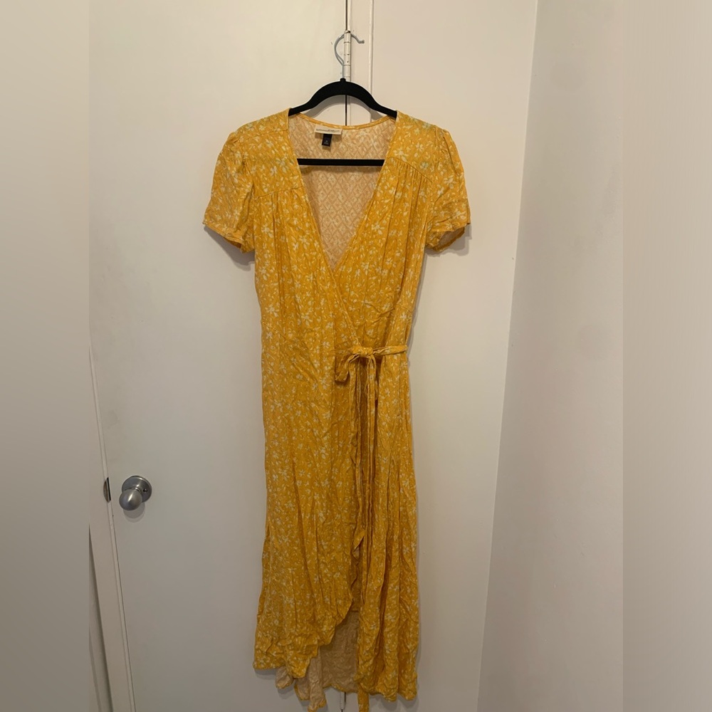 Universal Thread, size medium, wrap dress. Yellow and floral